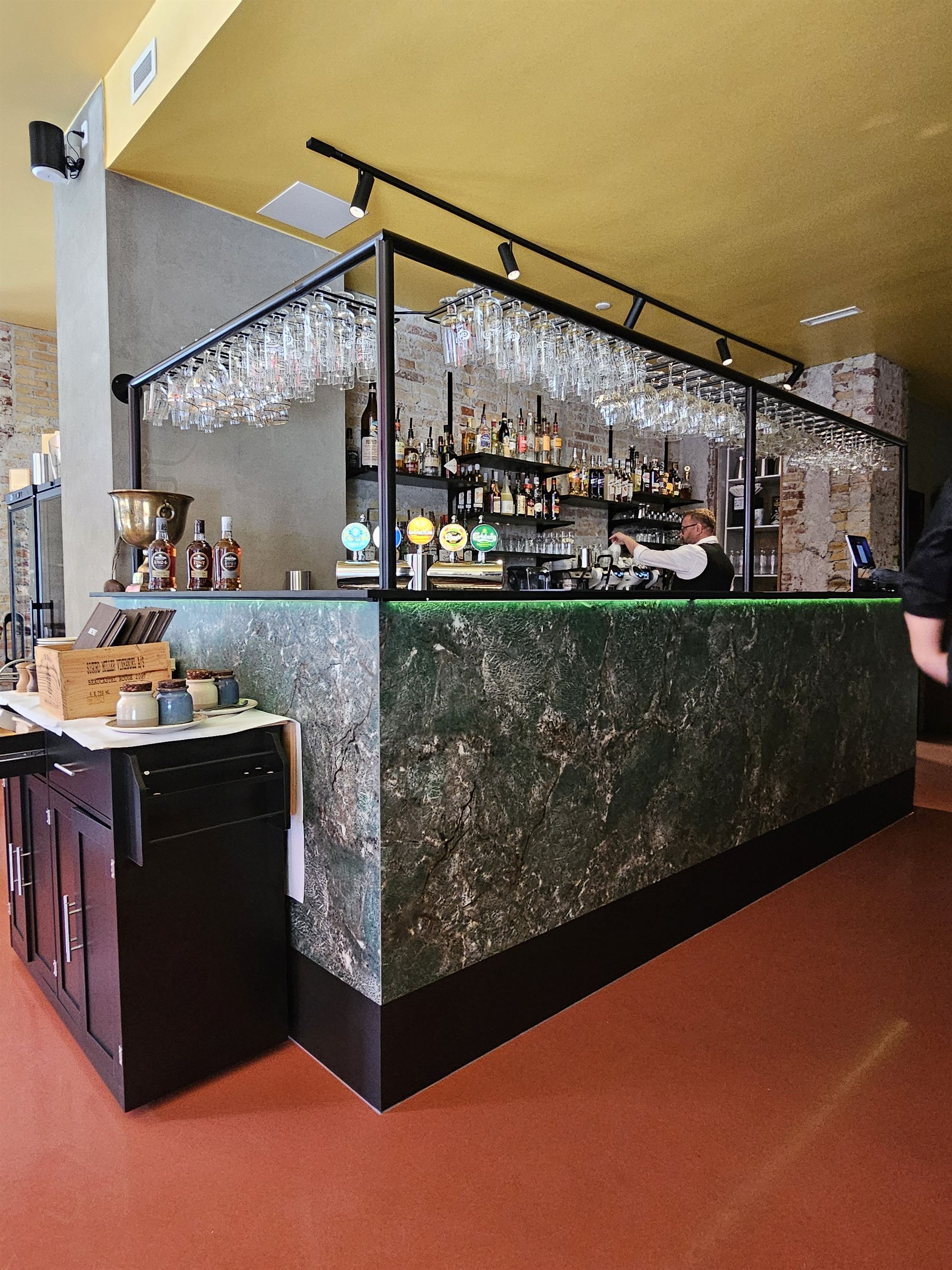 Baren med grøn marmor og ophængte glas hos Sankt Knuds Brasseri & Bar, Ryesgade 29, Aarhus C
