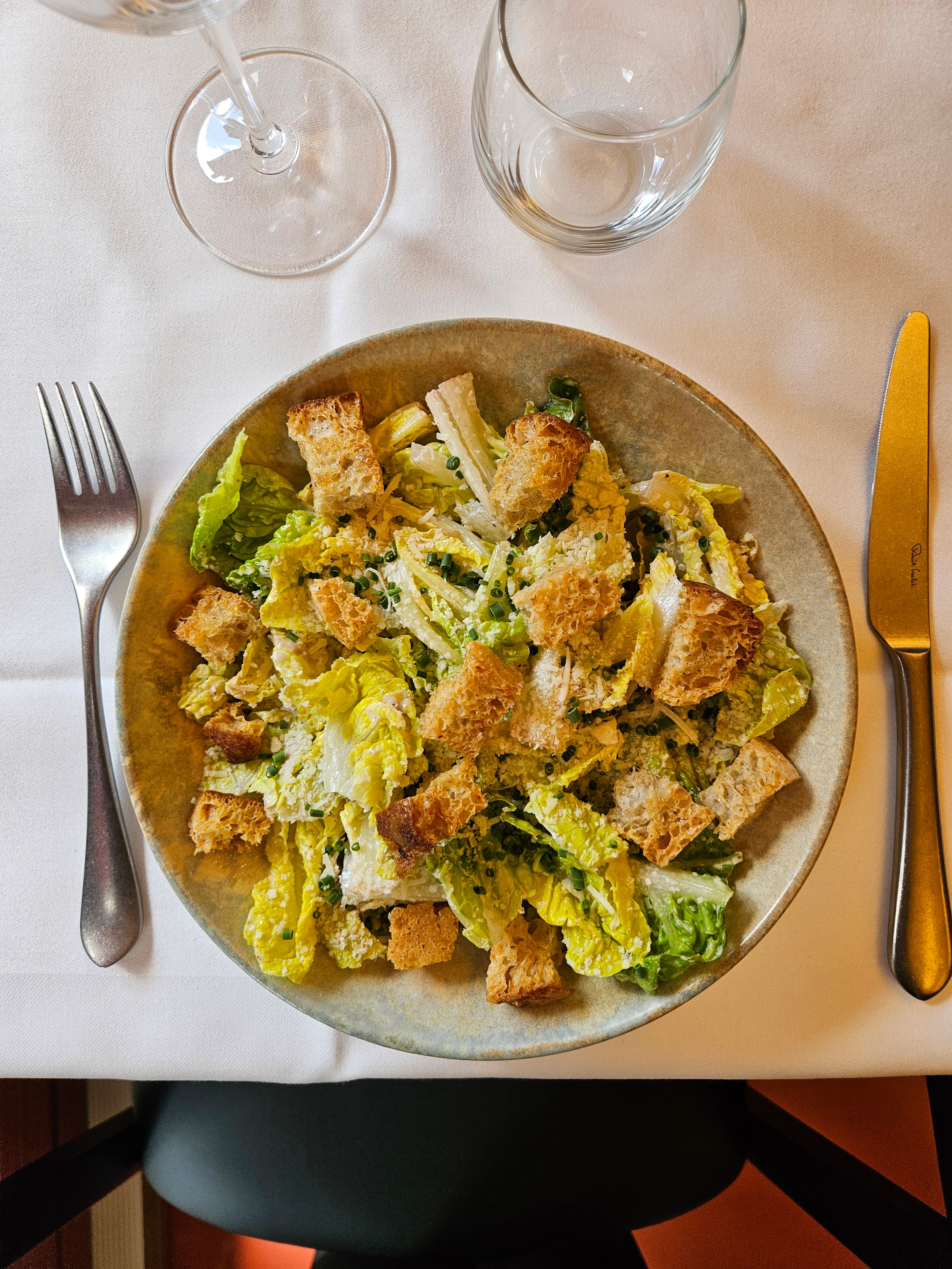 Cæsarsalat med sprøde croutoner og revet parmesan