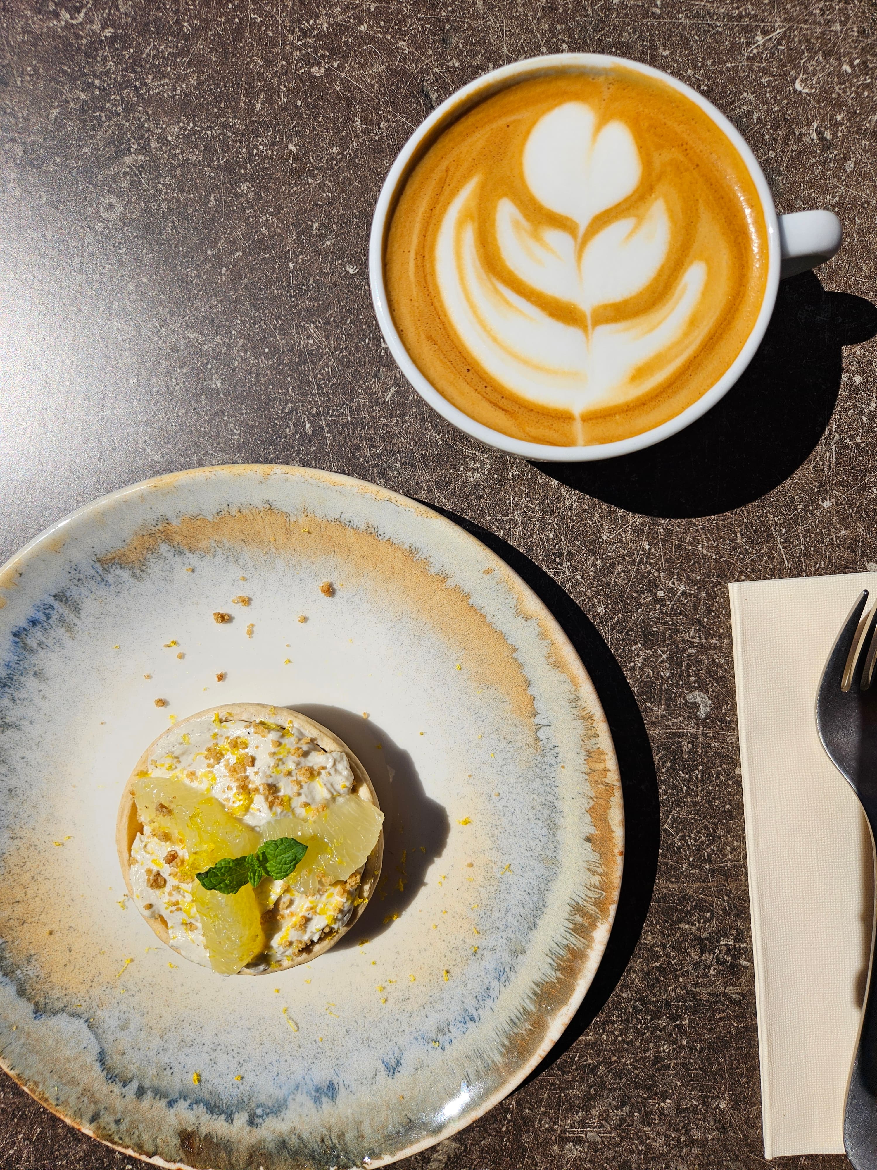 Citrontærte med mynte, serveret med en cappuccino