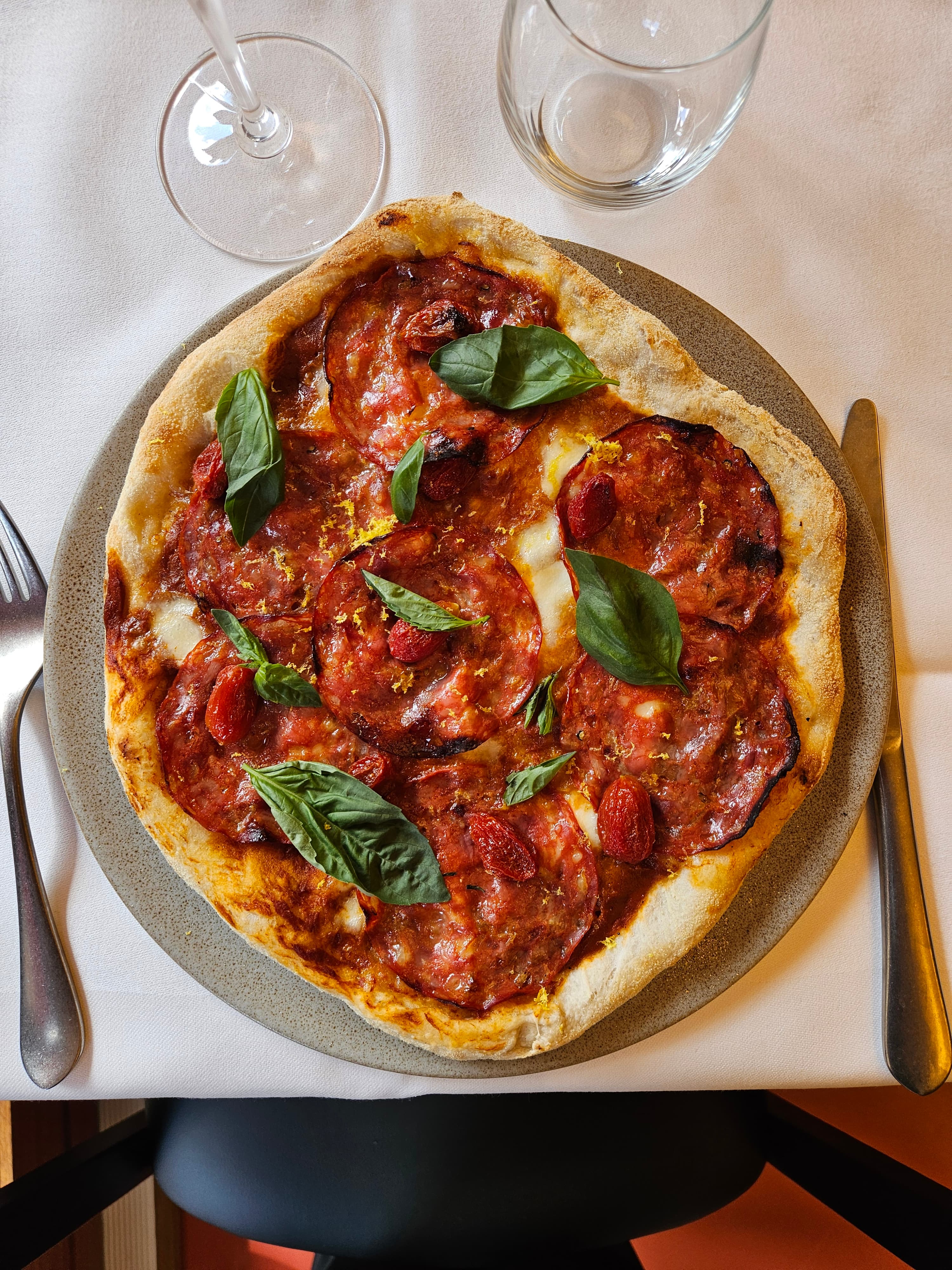 Pizza Diavola med salami, basilikum og frisk mozzarella