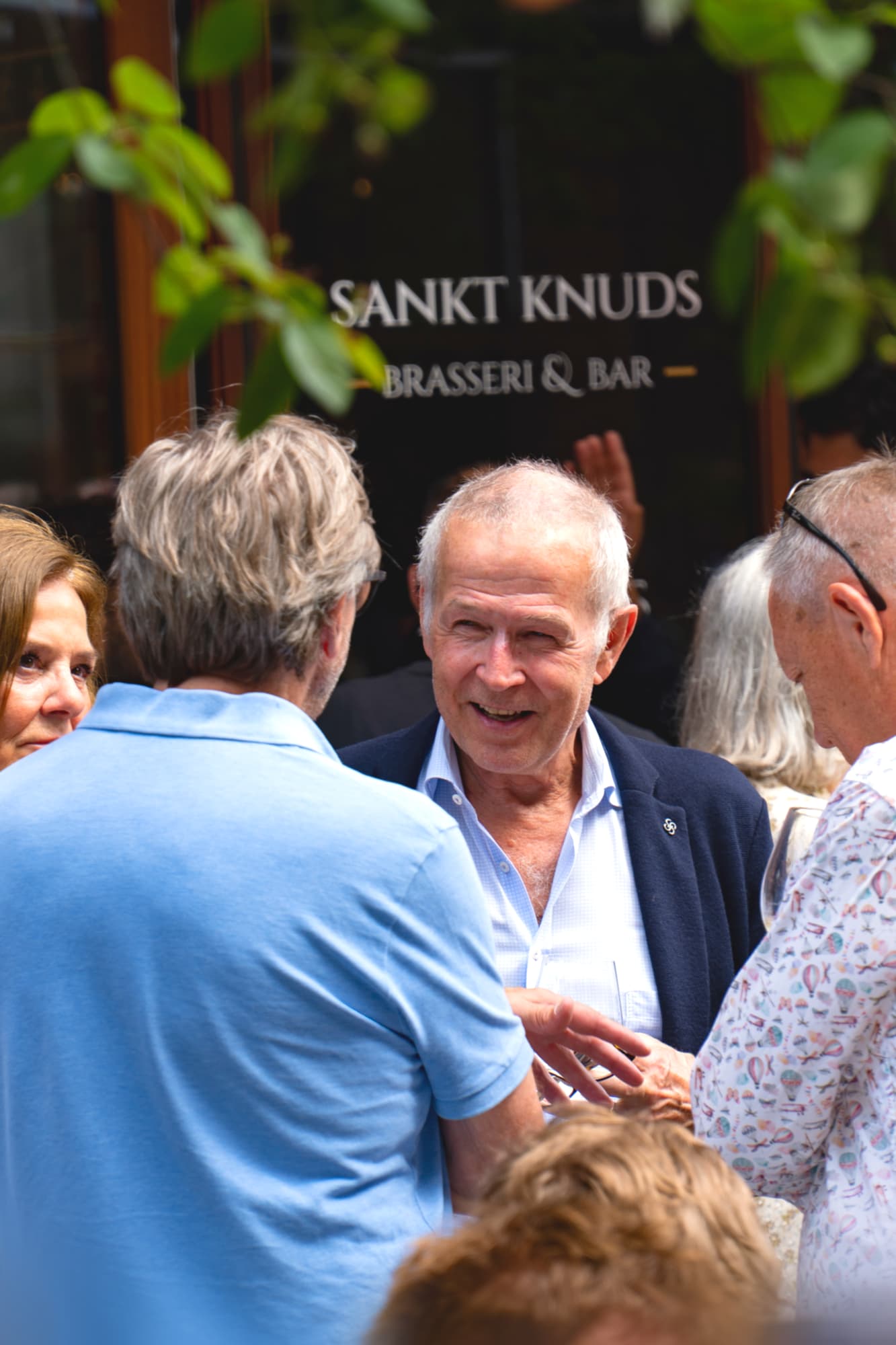 Gæster foran indgangen til Sankt Knuds Brasseri & Bar, Ryesgade 29, Aarhus C