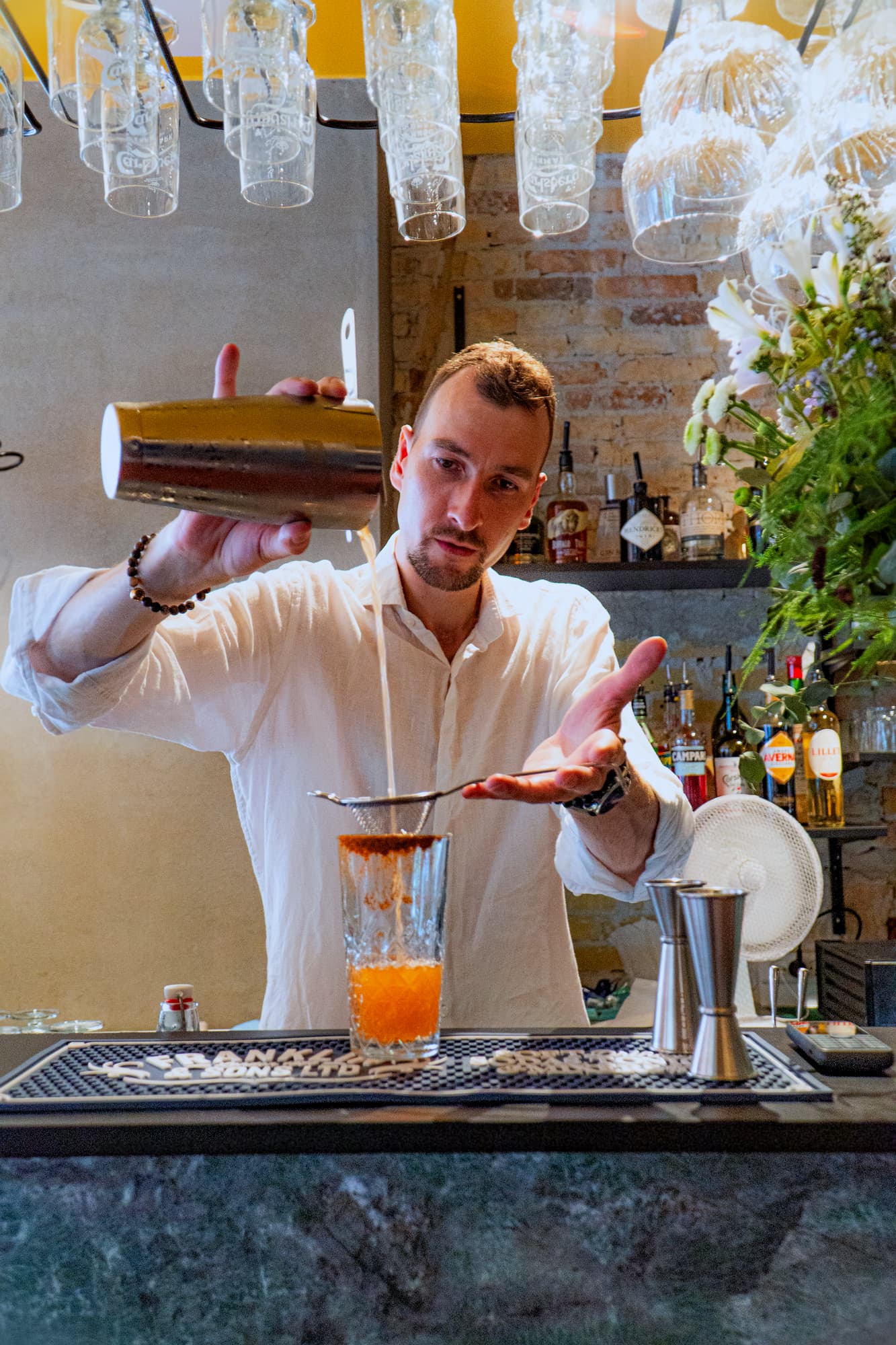 Bartenderen sier en cocktail bag baren