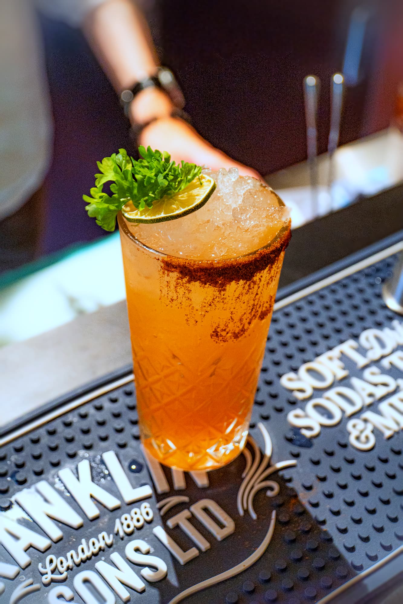 Husets signatur-cocktail ved baren